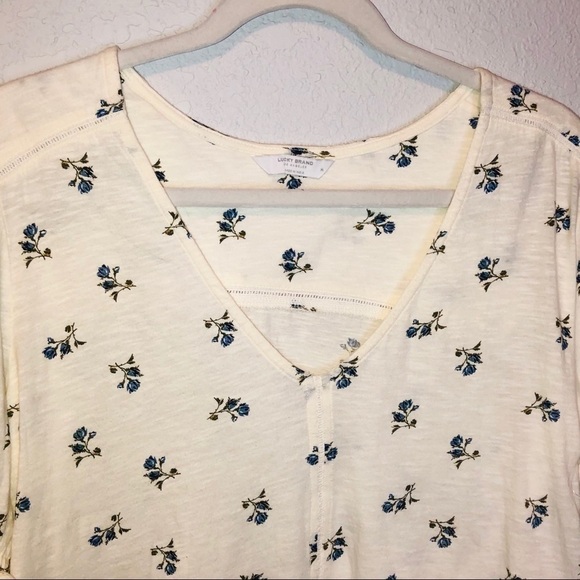 NWT Lucky Brand Cream Floral V Neck Ruffle Blouse Size Medium - Picture 3 of 9